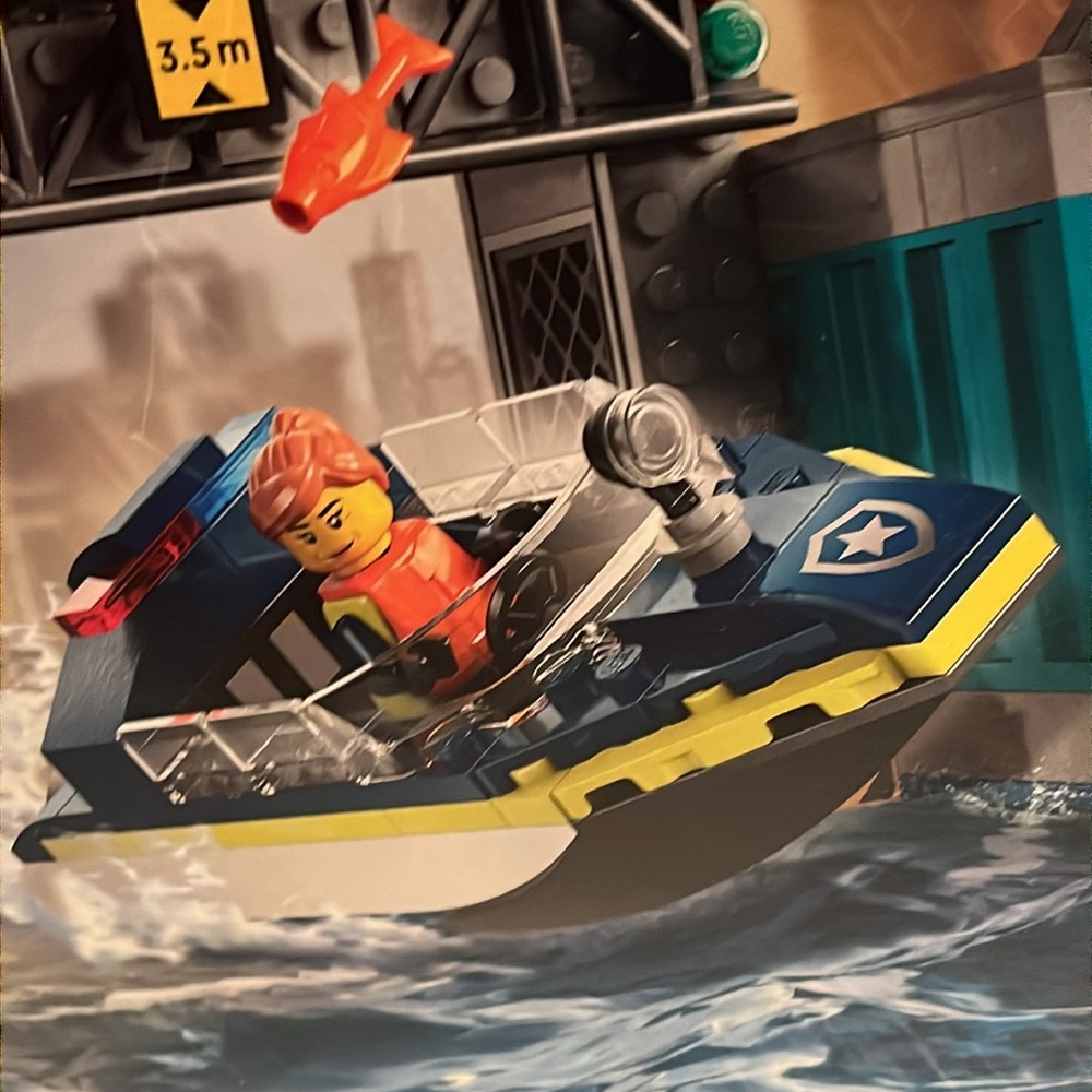 LEGO City Police Speedboat and Crooks' Hideout (60417) - Picture 6 of 8
